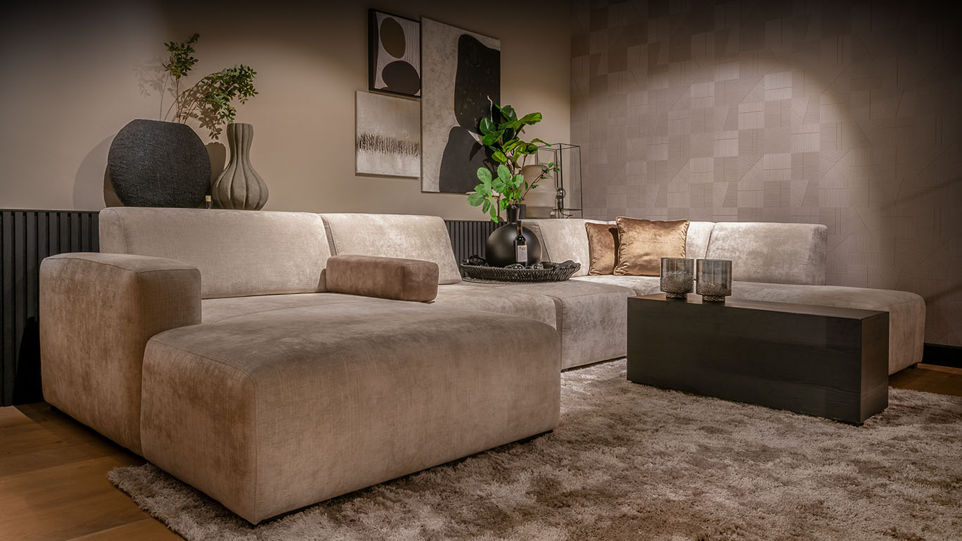 UrbanSofa-Boaz-Hoekbank-en-Boaz-Hocker-in-Pallazo-Sand-met-Carl-Block-zwart