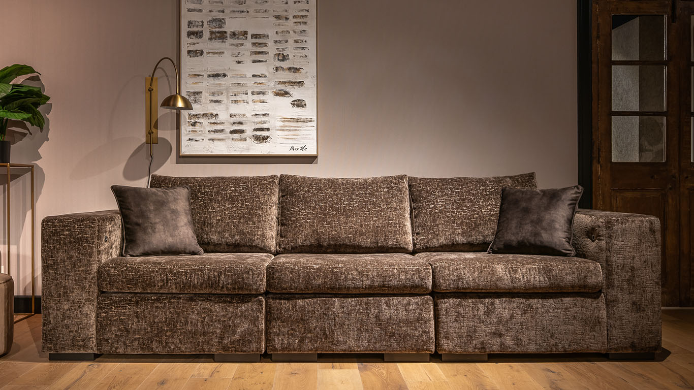 UrbanSofa-Bodhi-Sofa-met-Casia-Rugkussen-in-Lynn-Chocolate-met-decokussens