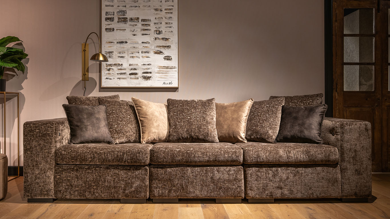 UrbanSofa-Bodhi-Sofa-met-Savanna-Rugkussen-in-Lynn-Chocolate-met-kussens