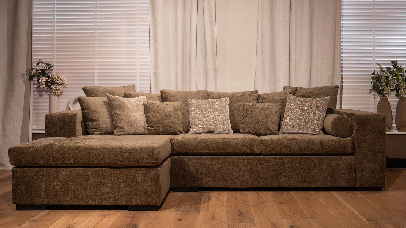 UrbanSofa-Bodhi-Loungebank-met-Savanna-Rugkussen-in-Charmonix-Espresso-1