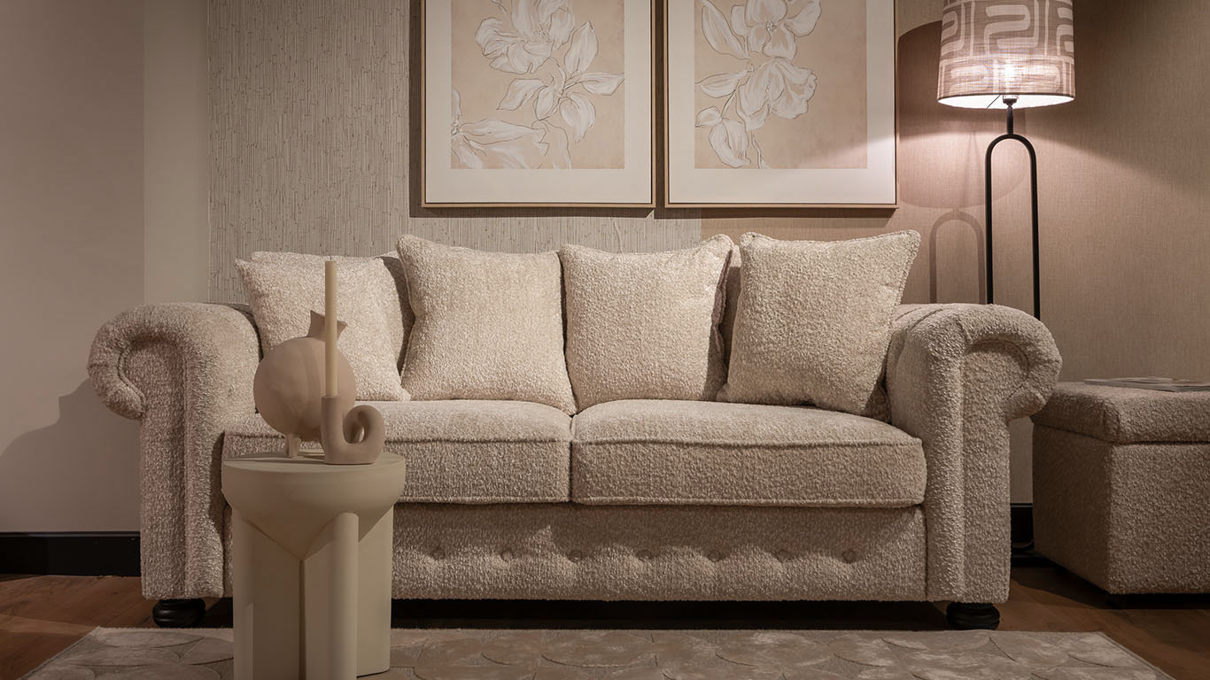UrbanSofa-San-Remo-Vintage-Sofa-in-Marino-Nature-met-bijzettafel-en-decoratie