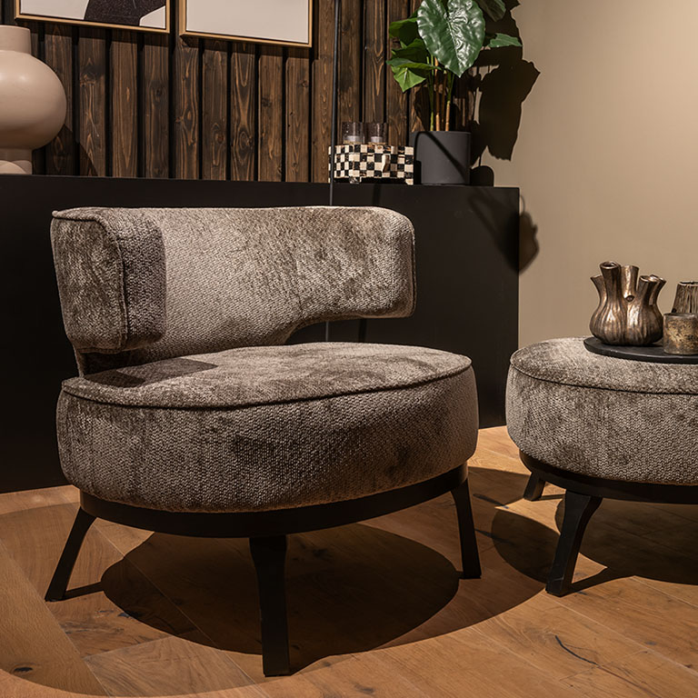 UrbanSofa-Esmee-Fauteuil-en-Hocker-in-Piemonte-Liver-2